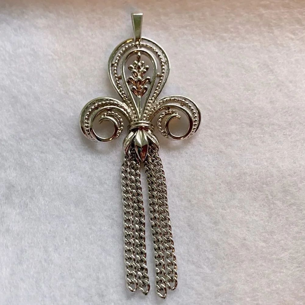 Vintage Sarah Coventry Fleur De Lis Pendant Tassel Long 3” Silver Tone.